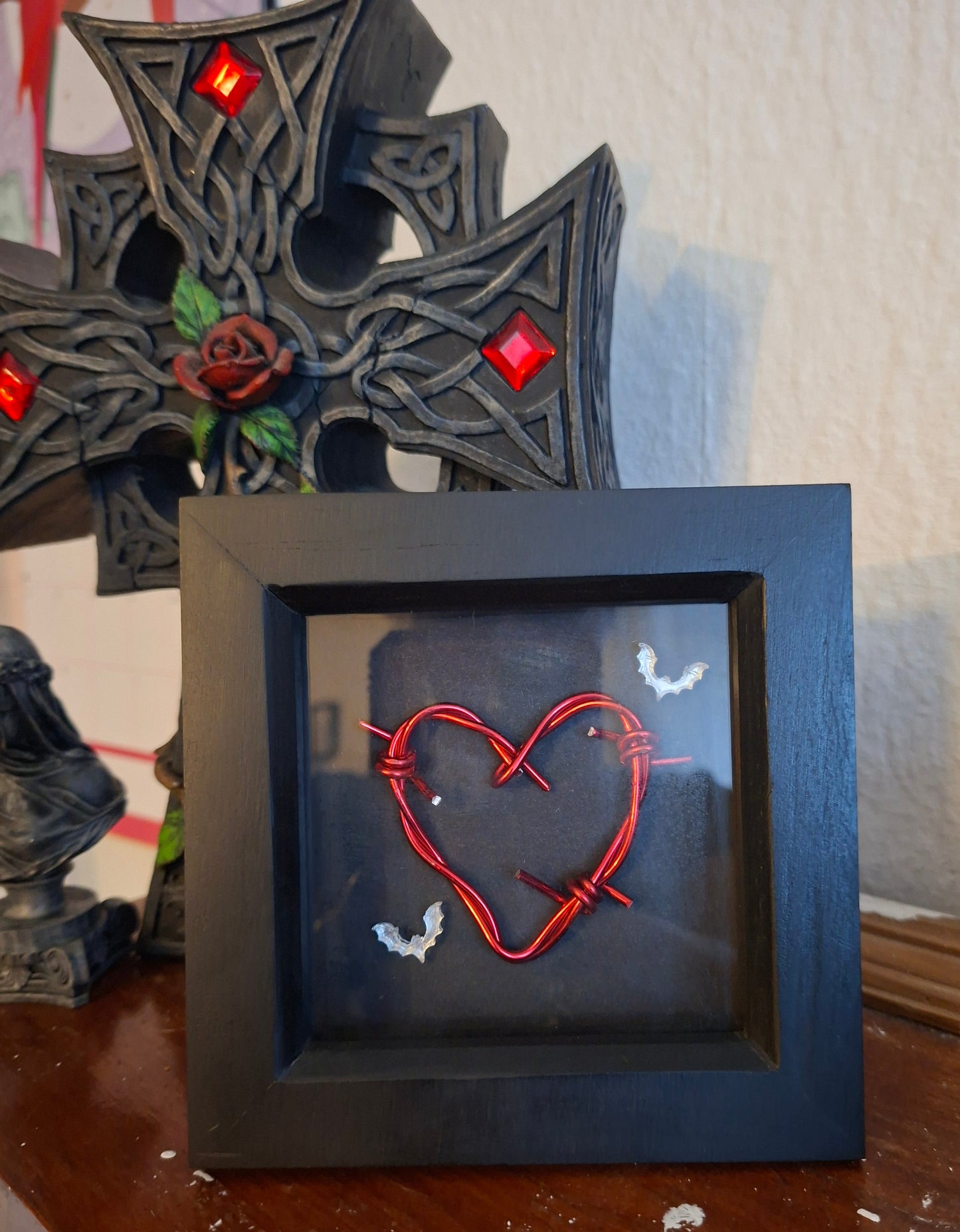 Bat barbwire heart frame
