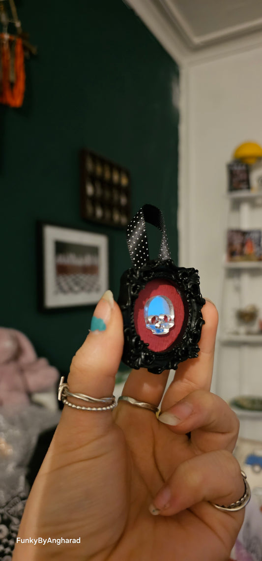 Mirror skull frame
