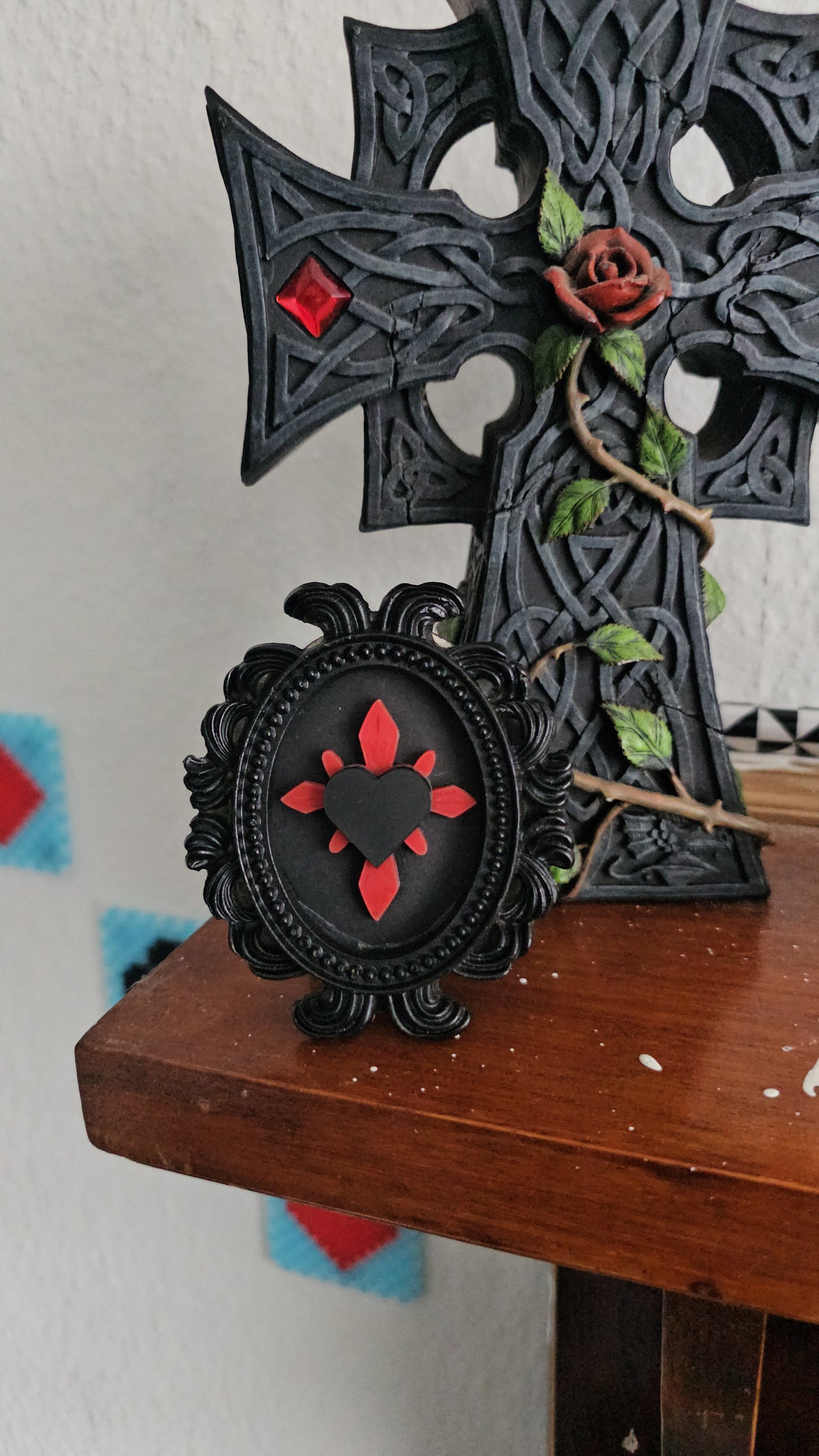 Black haunted heart frame
