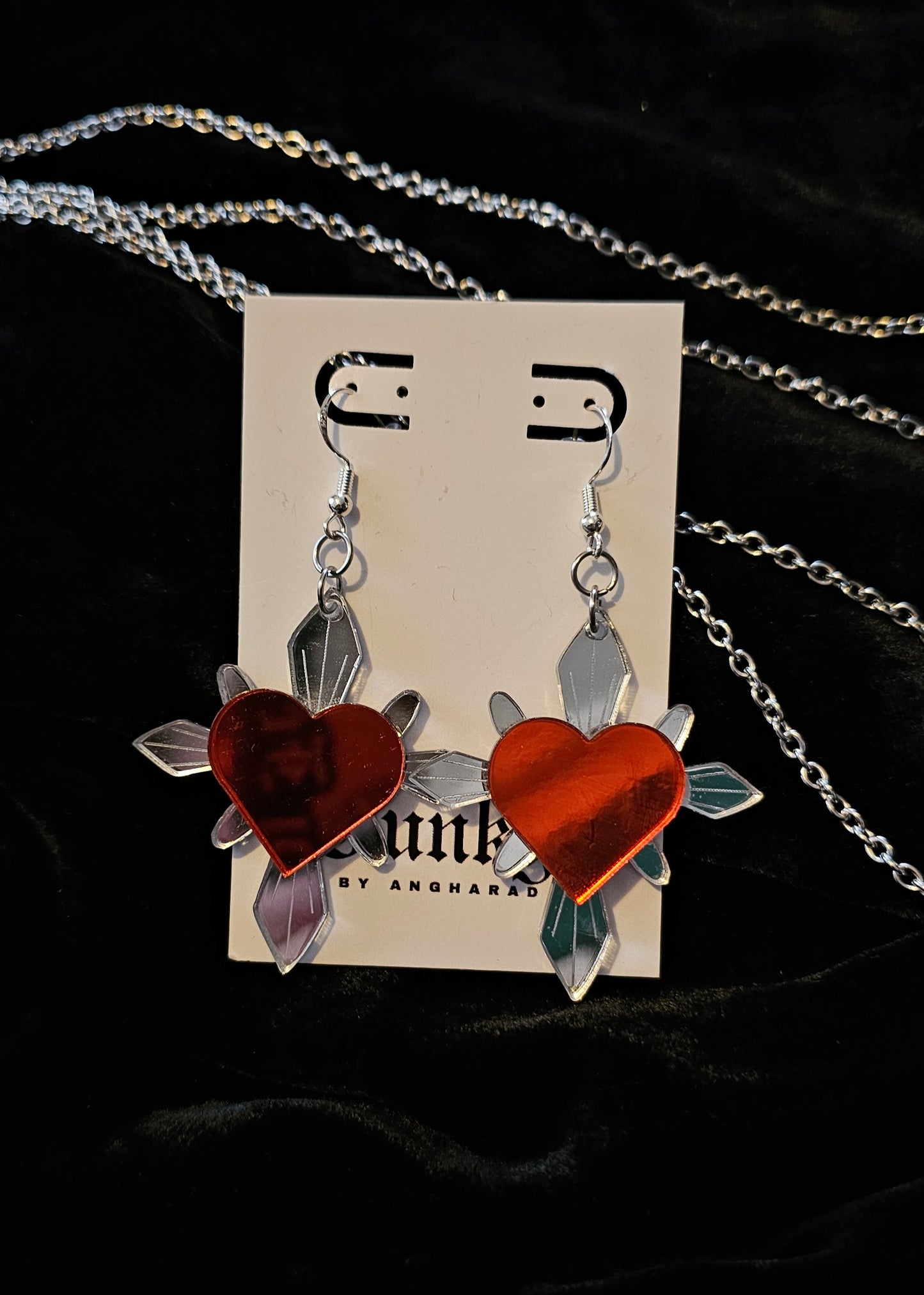 Mirror haunted hearts