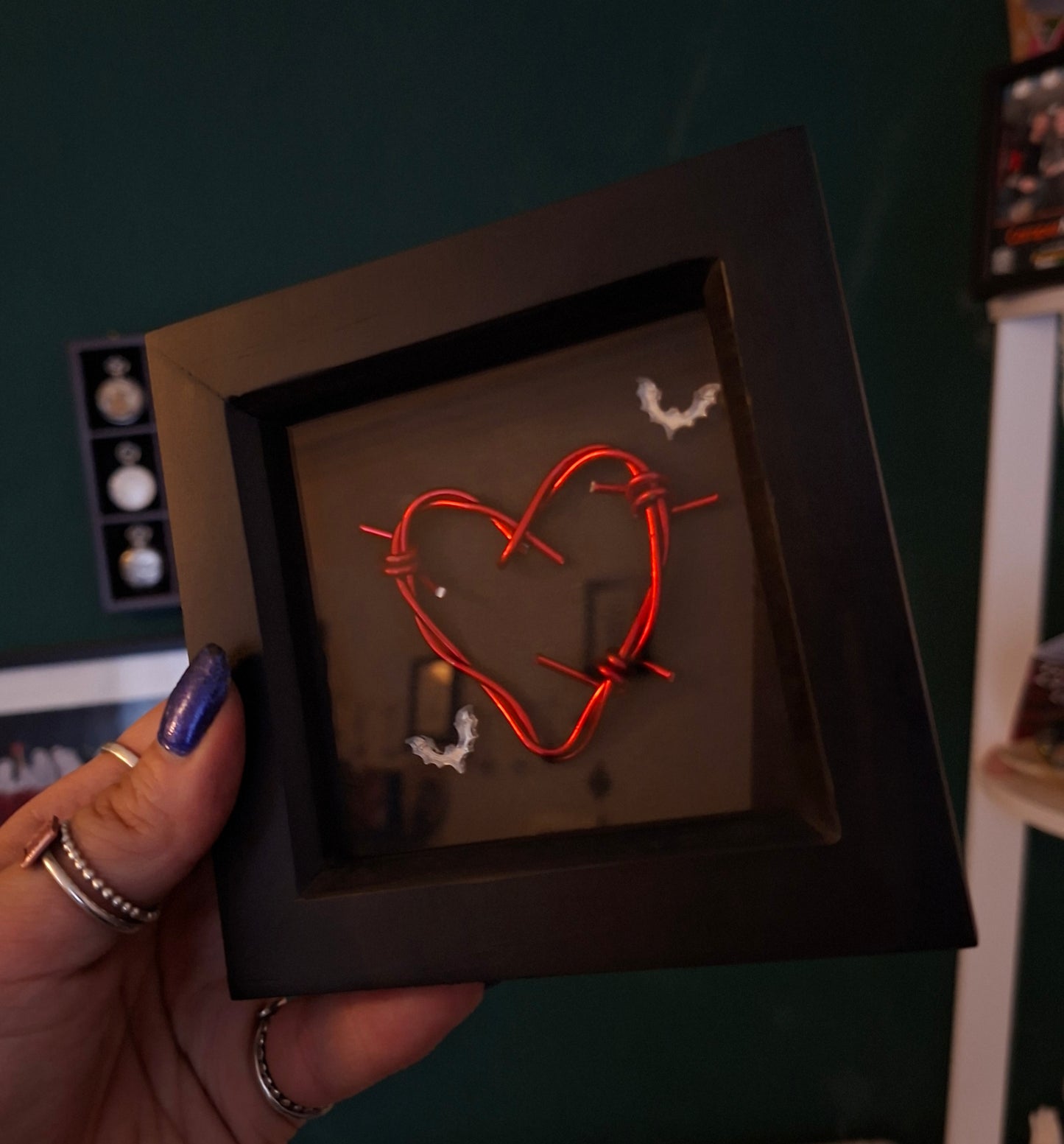 Bat barbwire heart frame
