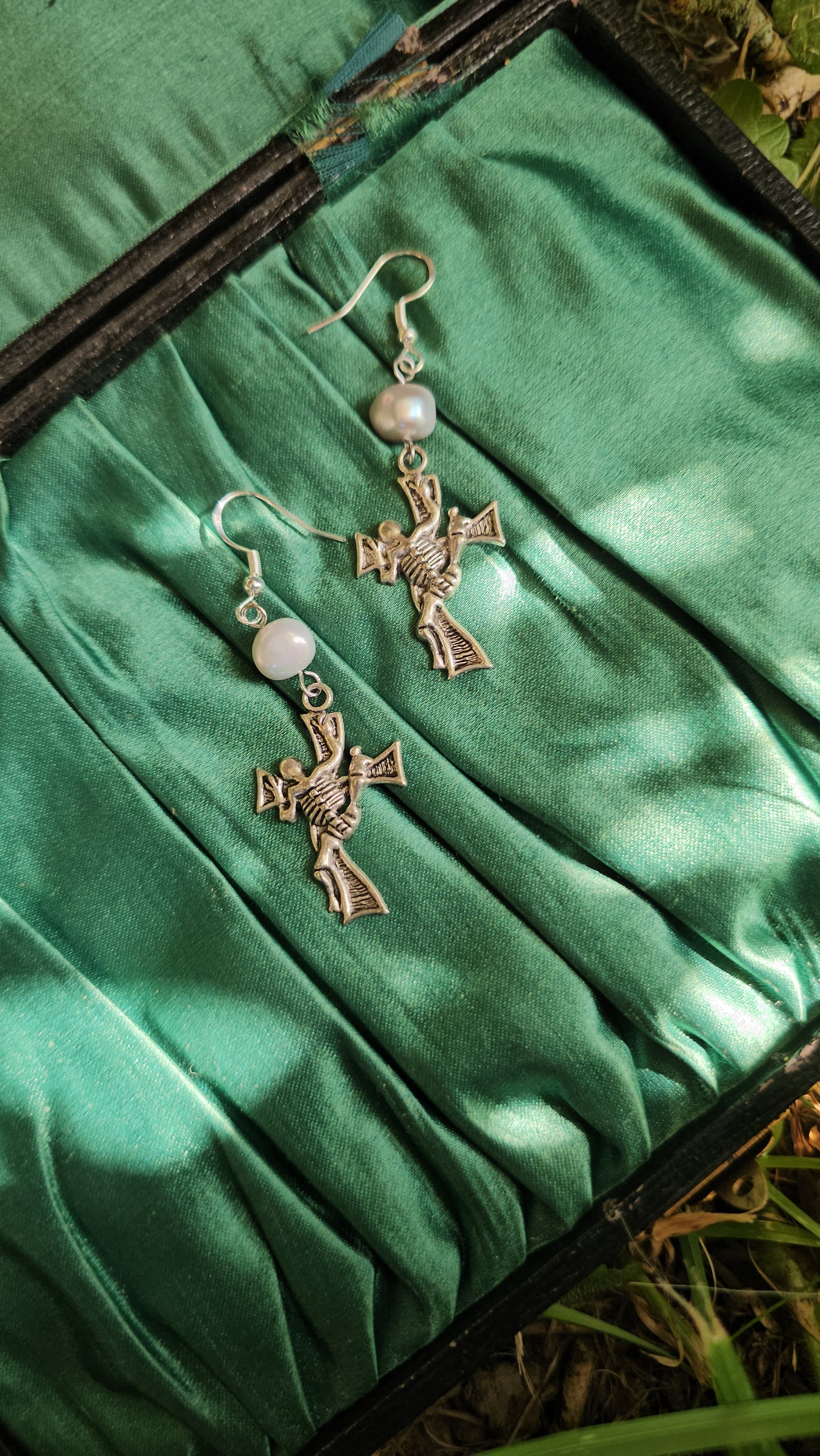 Skeleton cross