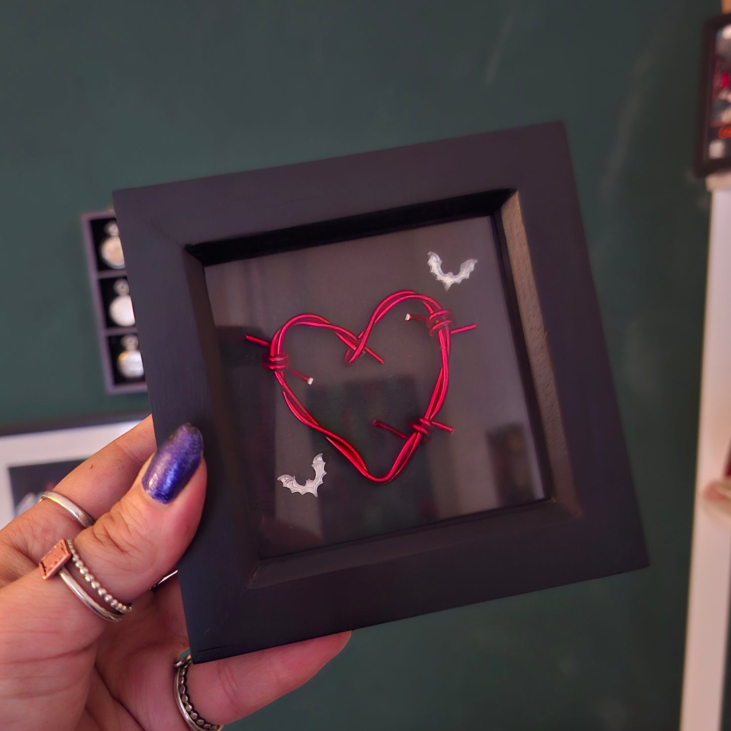 Bat barbwire heart frame
