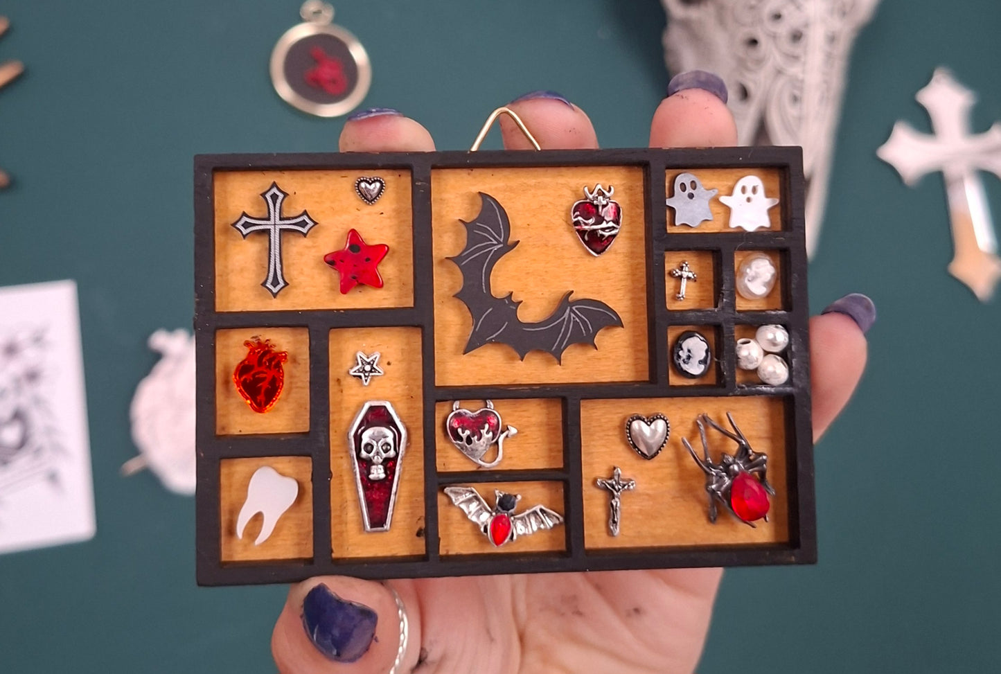 Oddity curiosity frame