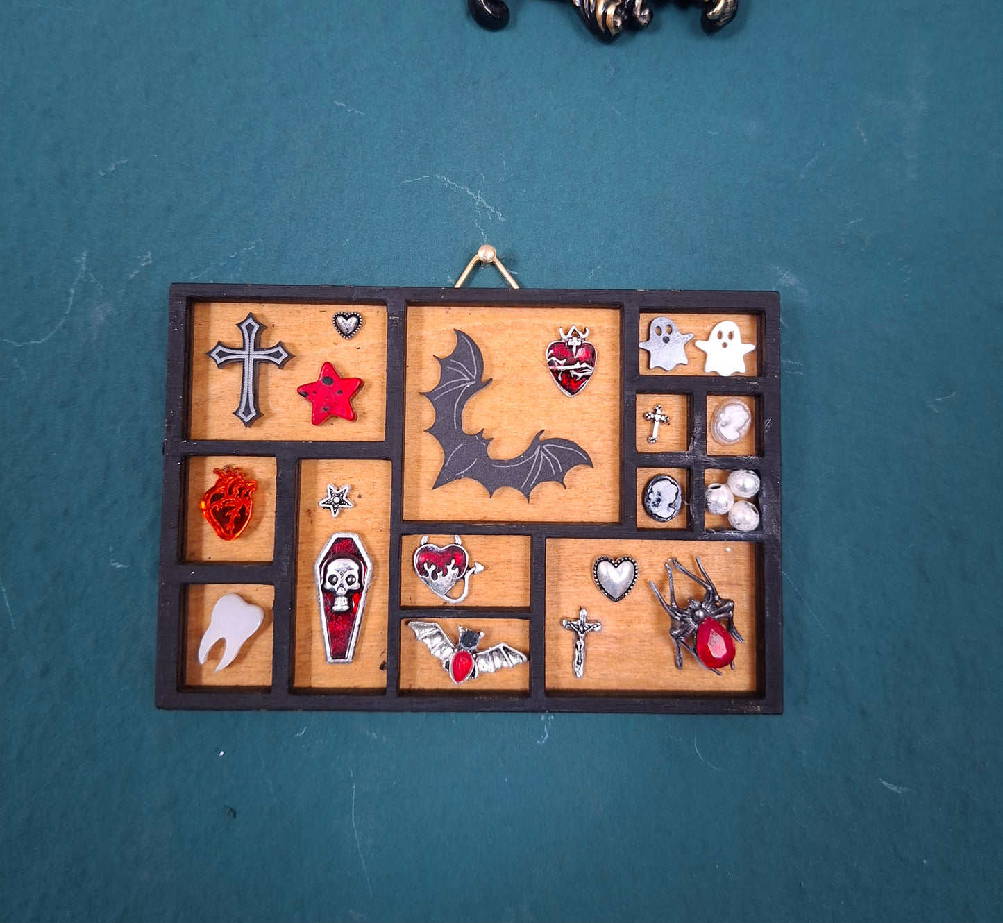 Oddity curiosity frame